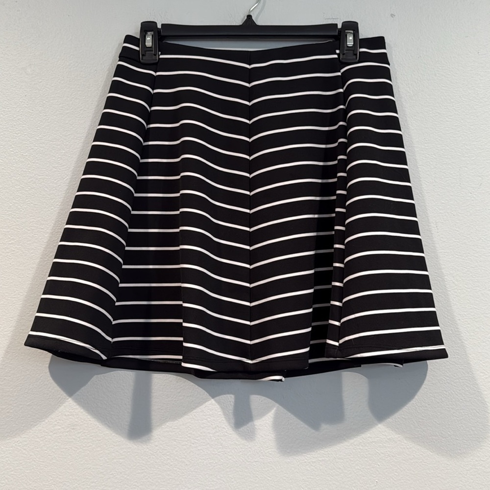 Decree Black and White A-Line Mini Skirt Casual with Elastic Waist - Size Large